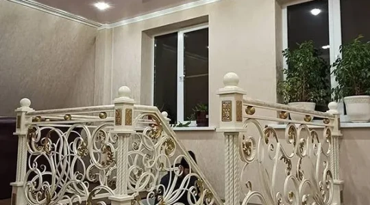 Mẫu cầu thang sắt nghệ thuật uốn hoa văn
