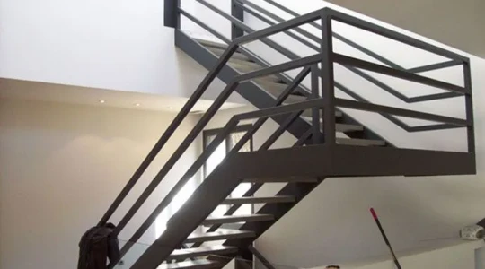 Cầu thang sắt hộp kiểu Z bám tường